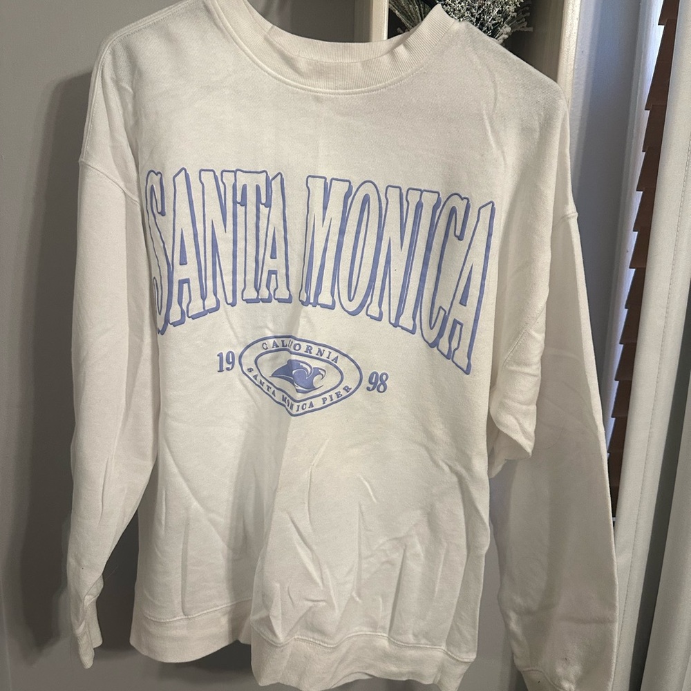 hollister “graphic” crewneck in white with blue lettering, size: S